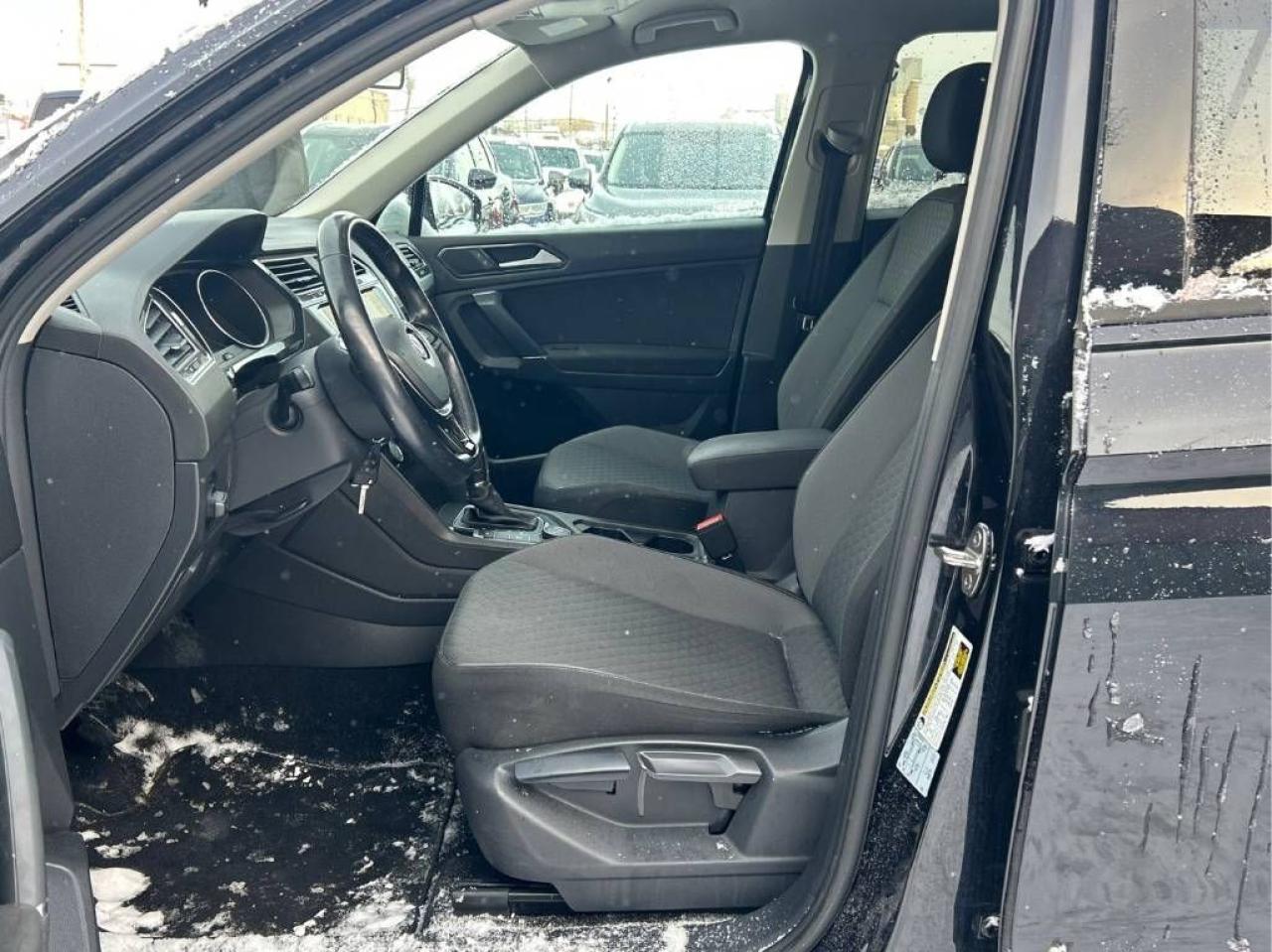 2018 Volkswagen Tiguan Trendline AWD, 7-PASSENGER!, HEATED SEATS, CLEAN!! Photo