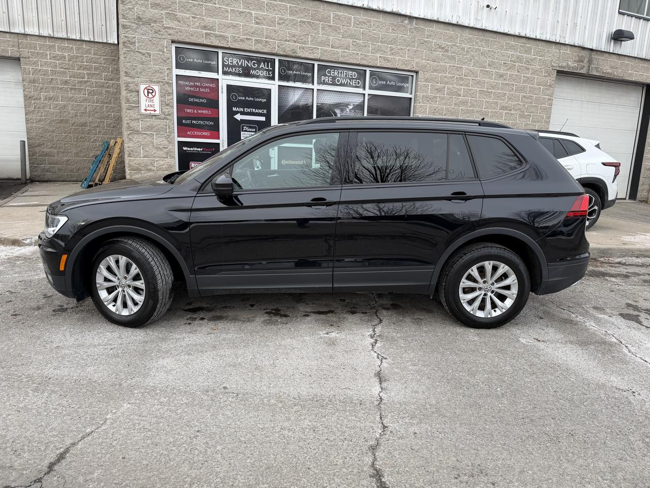 2018 Volkswagen Tiguan Trendline AWD, 7-PASSENGER!, HEATED SEATS, CLEAN!! Photo4