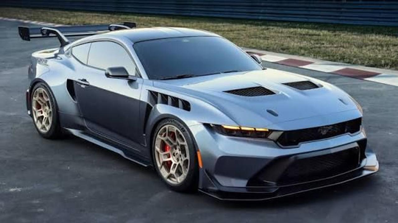 2025 Ford Mustang Fastback Photo2