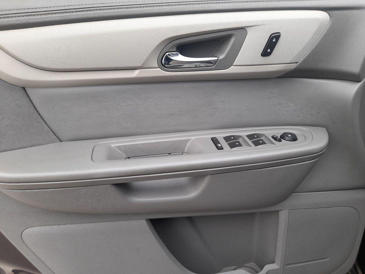 2016 Chevrolet Traverse LT-7 SEATS-ONLY 124K- BK UP CAM-USB-ALLOYS Photo