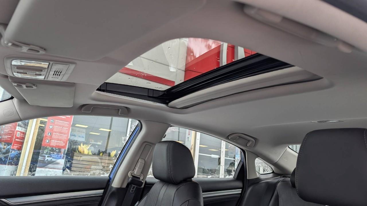 2016 Honda Civic Touring (CVT) 4dr Sedan Photo