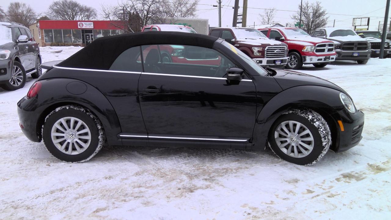 2018 Volkswagen Beetle 2.0 TSI Trendline 2dr Convertible Photo3