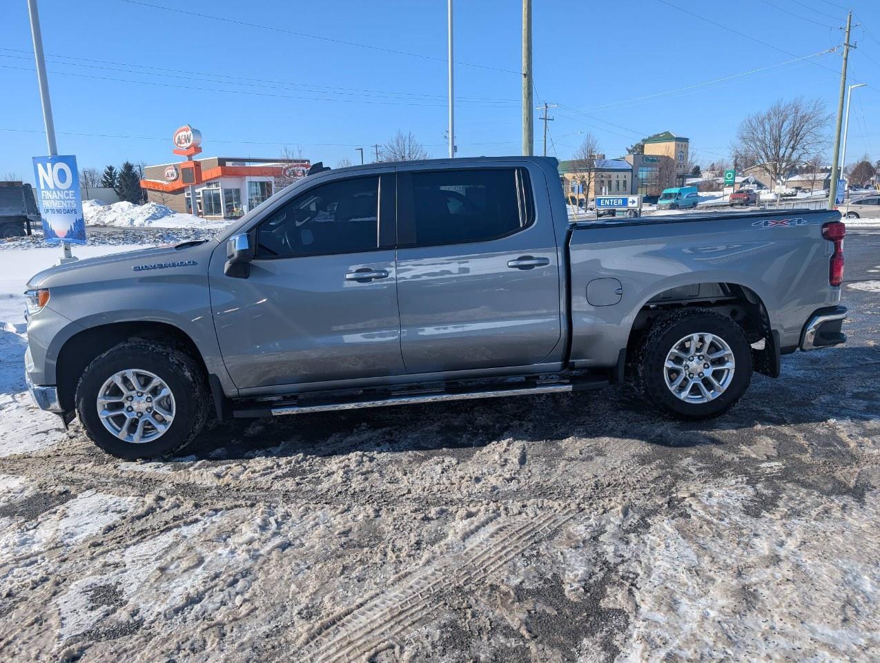 2023 Chevrolet Silverado 1500 Crew Cab Short Box 4-Wheel Drive LT Photo3
