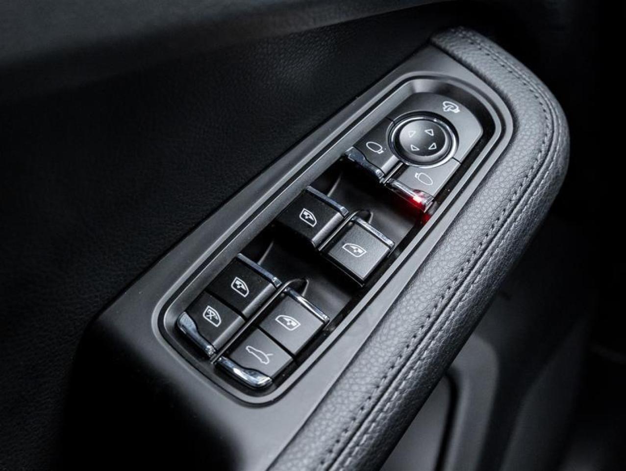 2023 Porsche Macan  Photo