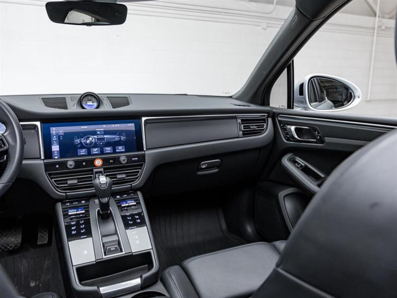 2023 Porsche Macan  Photo