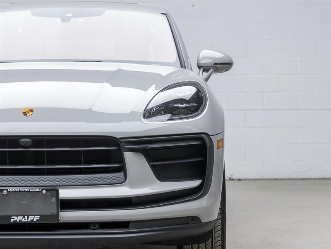 2023 Porsche Macan  Photo3