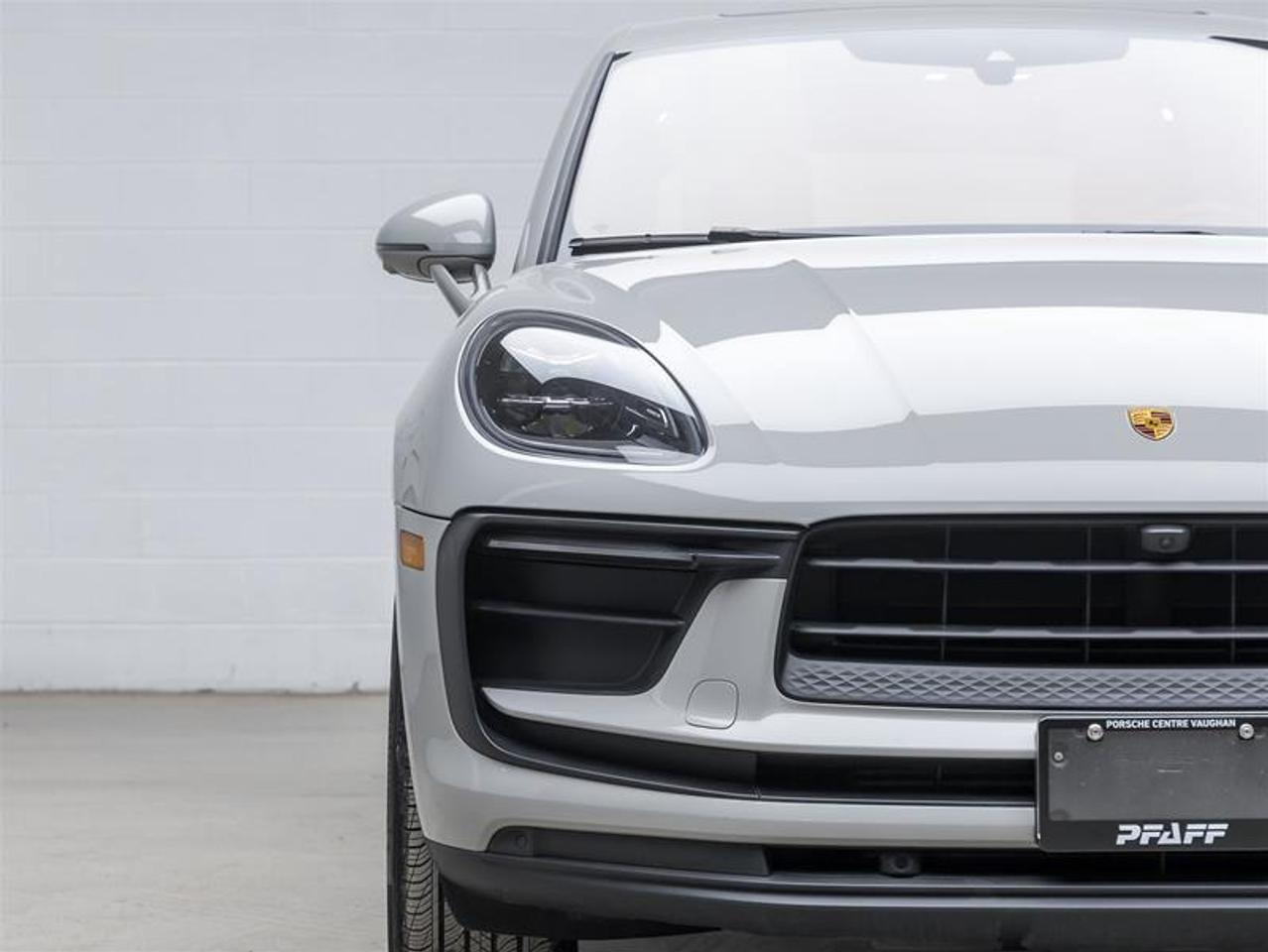 2023 Porsche Macan  Photo2