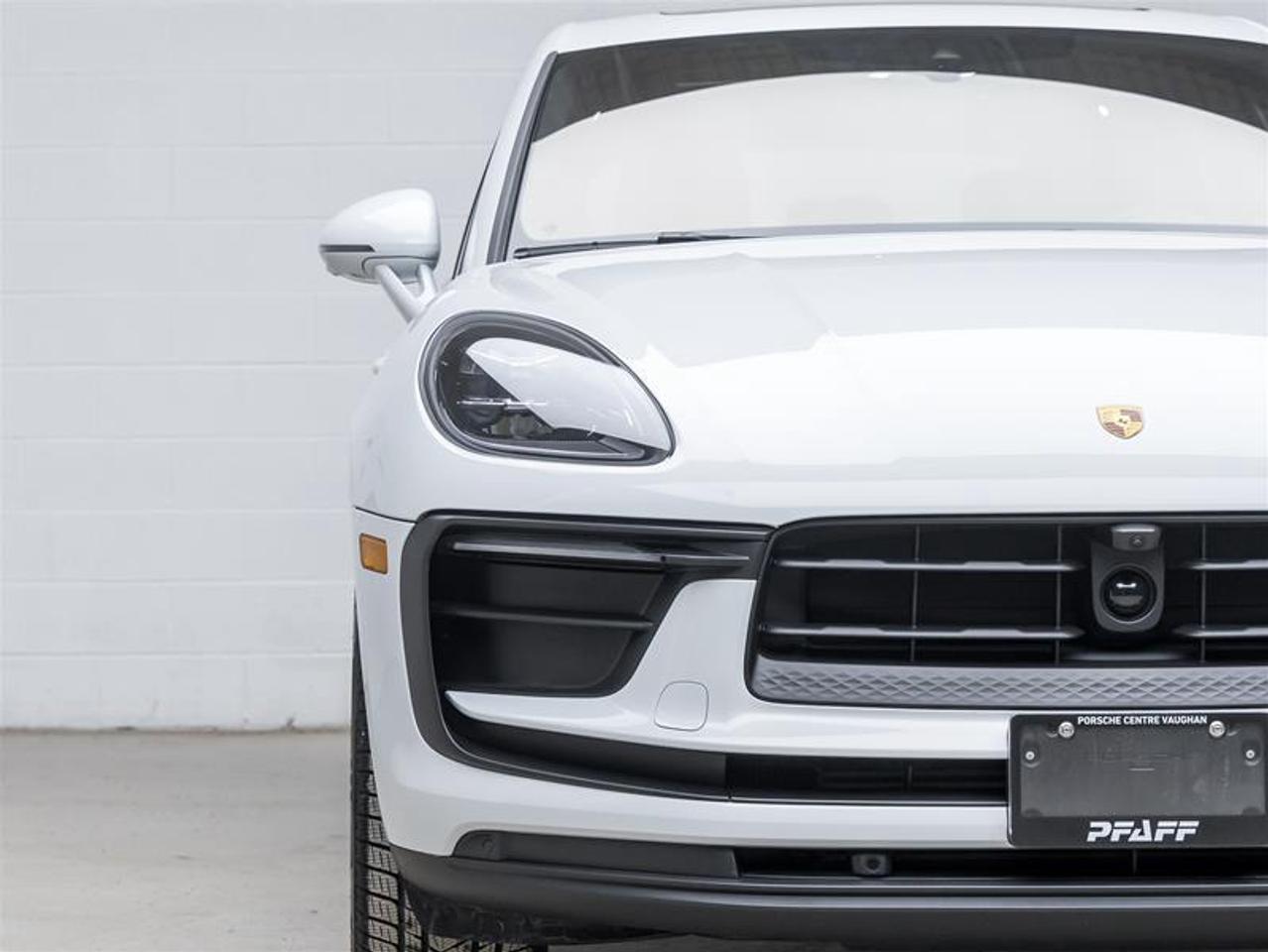 2025 Porsche Macan  Photo2