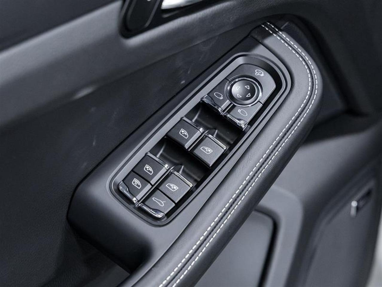 2026 Porsche Macan  Photo