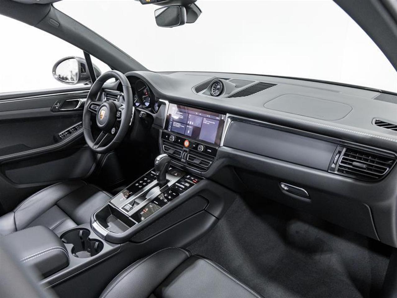 2026 Porsche Macan  Photo