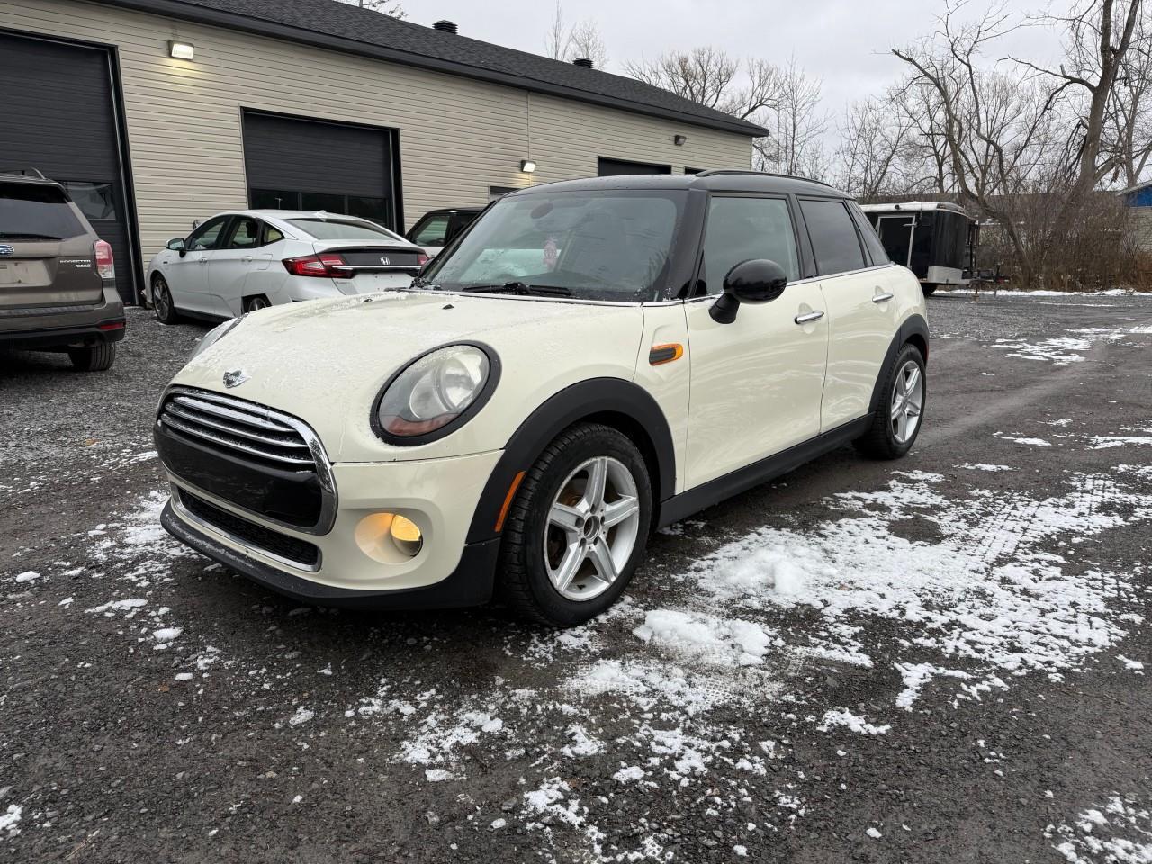 2015 MINI 5 Door Cooper 4dr Hatchback Photo0