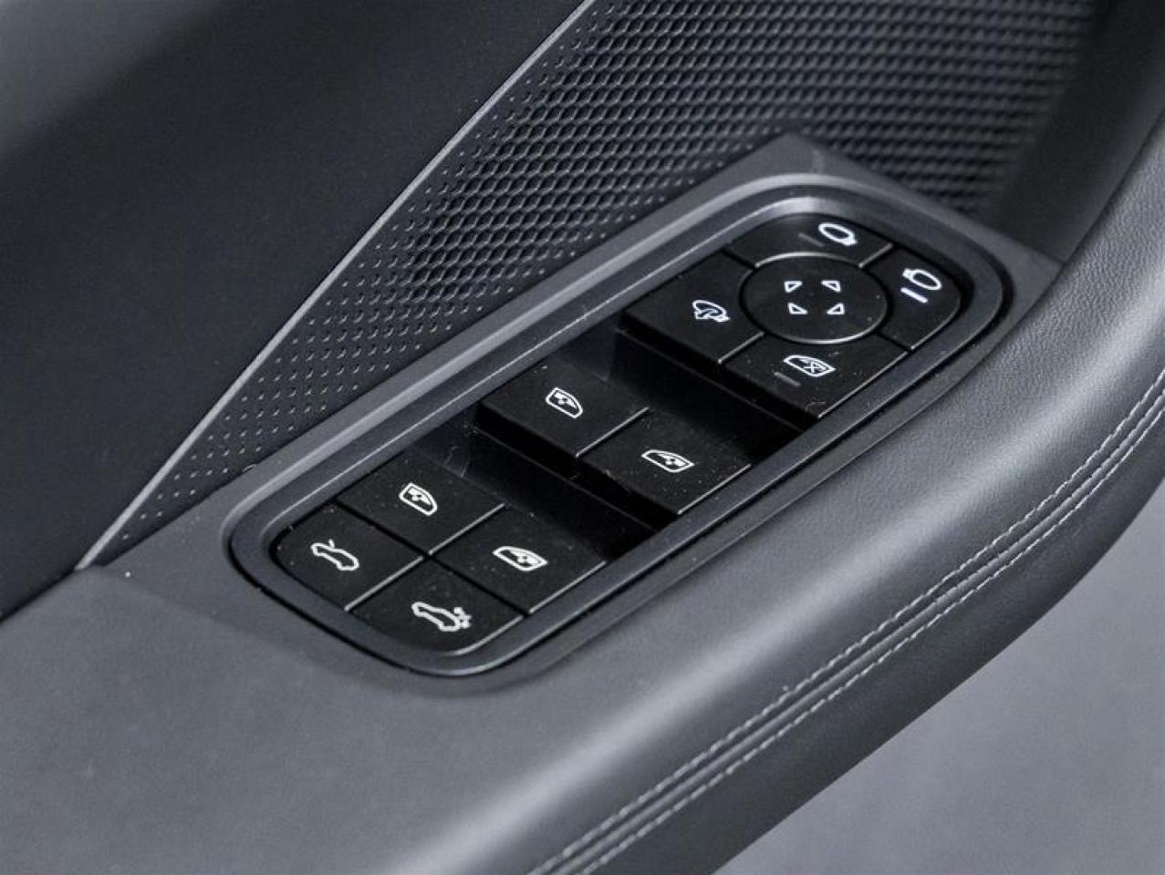 2024 Porsche Macan  Photo