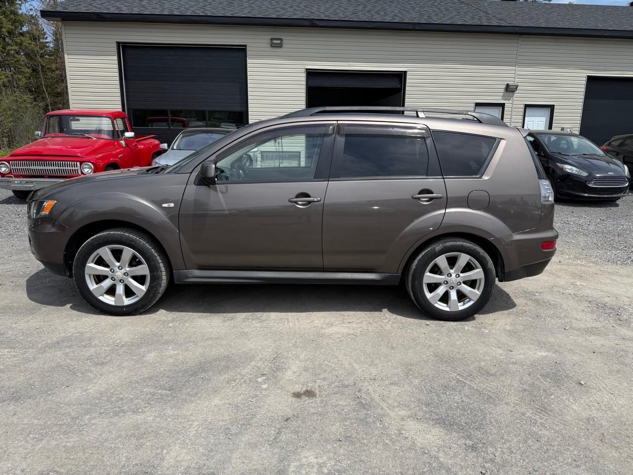 2013 Mitsubishi Outlander ES 4dr 4x4 Photo