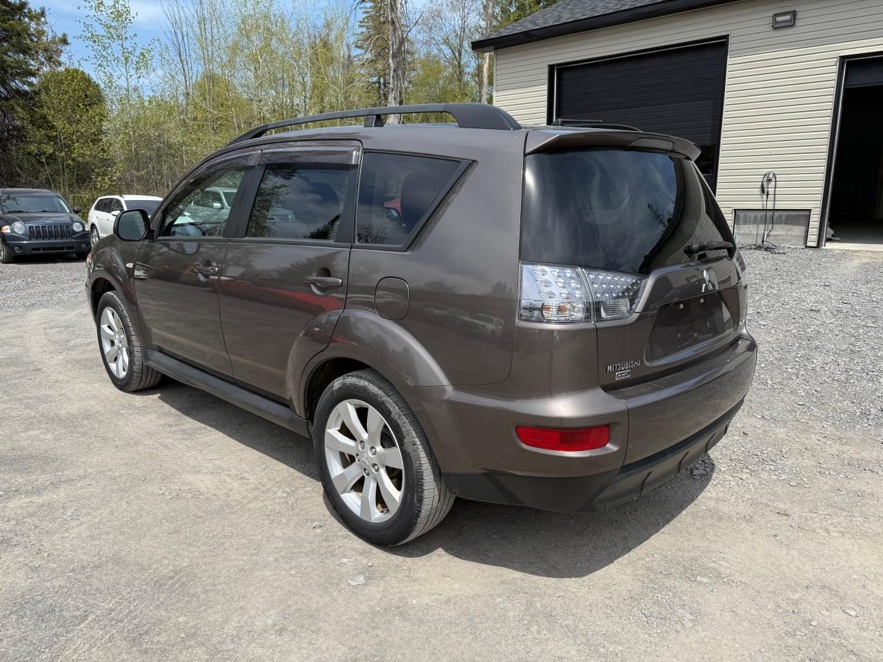 2013 Mitsubishi Outlander ES 4dr 4x4 Photo2