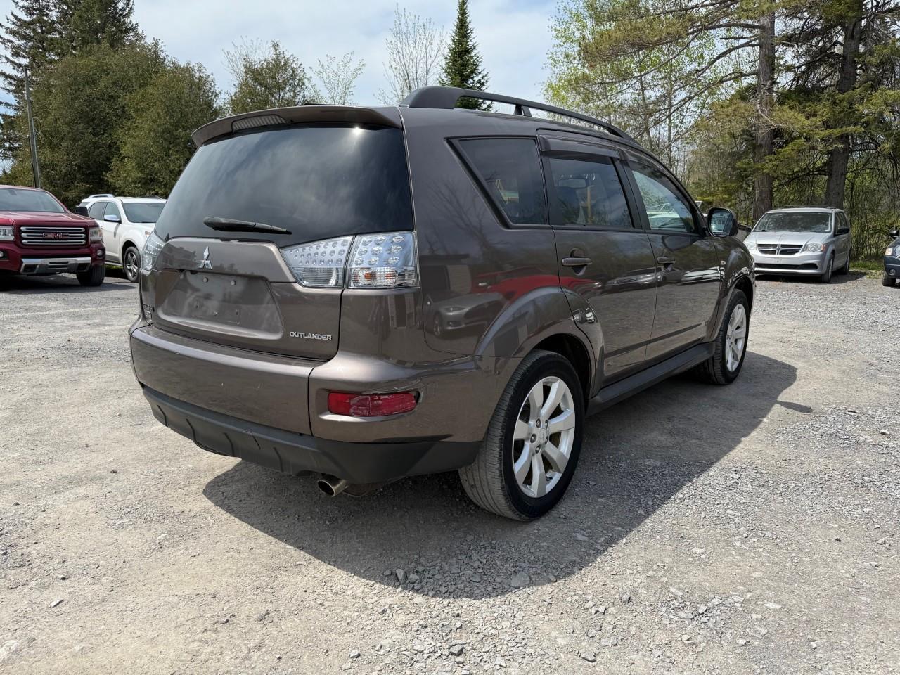 2013 Mitsubishi Outlander ES 4dr 4x4 Photo