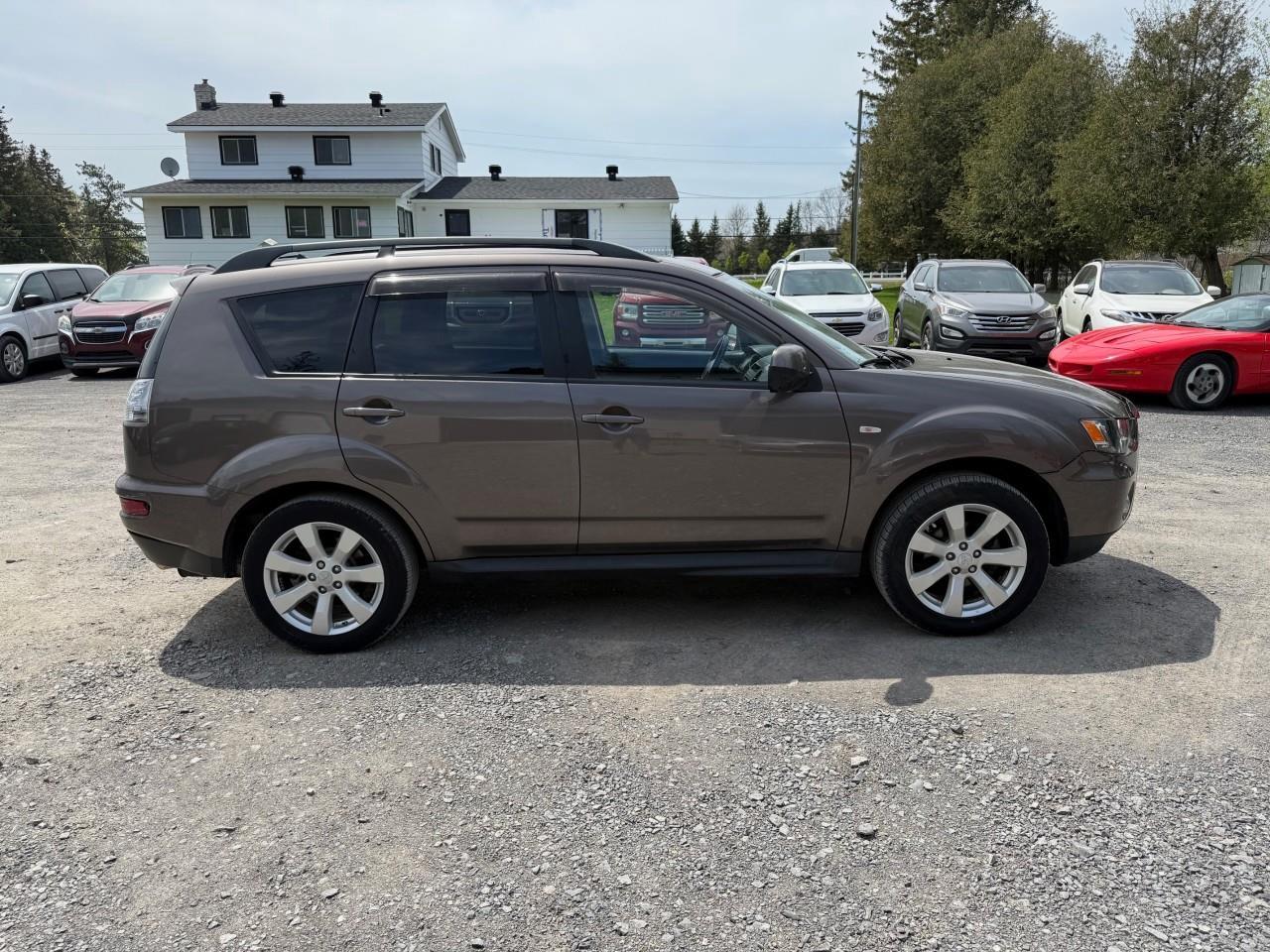 2013 Mitsubishi Outlander ES 4dr 4x4 Photo