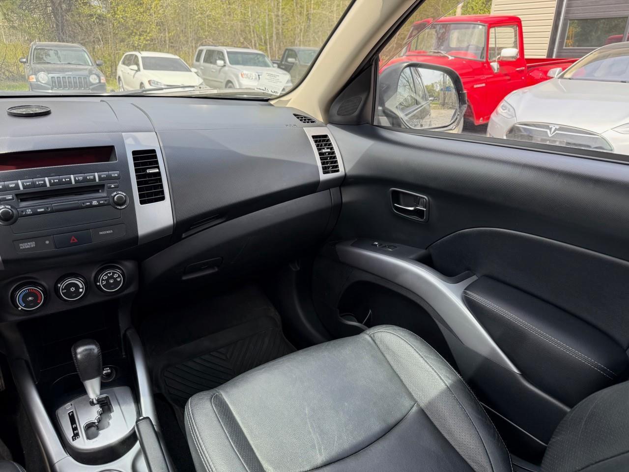 2013 Mitsubishi Outlander ES 4dr 4x4 Photo