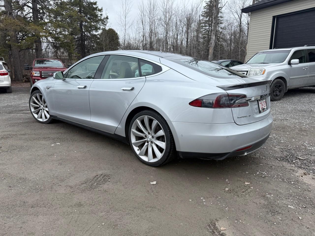 2015 Tesla Model S  Photo2