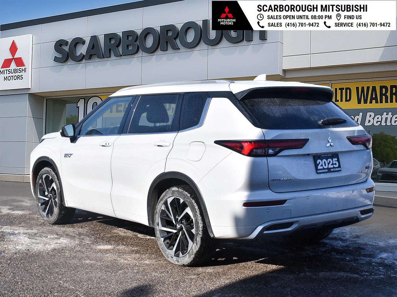 2025 Mitsubishi Outlander PHEV GT like new Panoramic glass roof leather seats Photo4