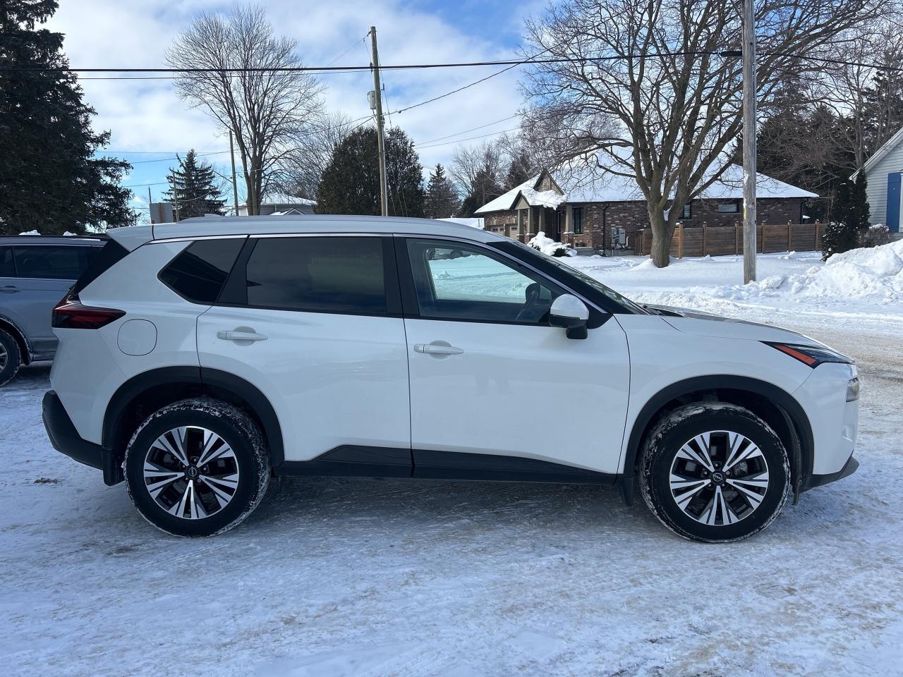 2023 Nissan Rogue SV Moonroof  ** LOW  KMS.! ** Photo