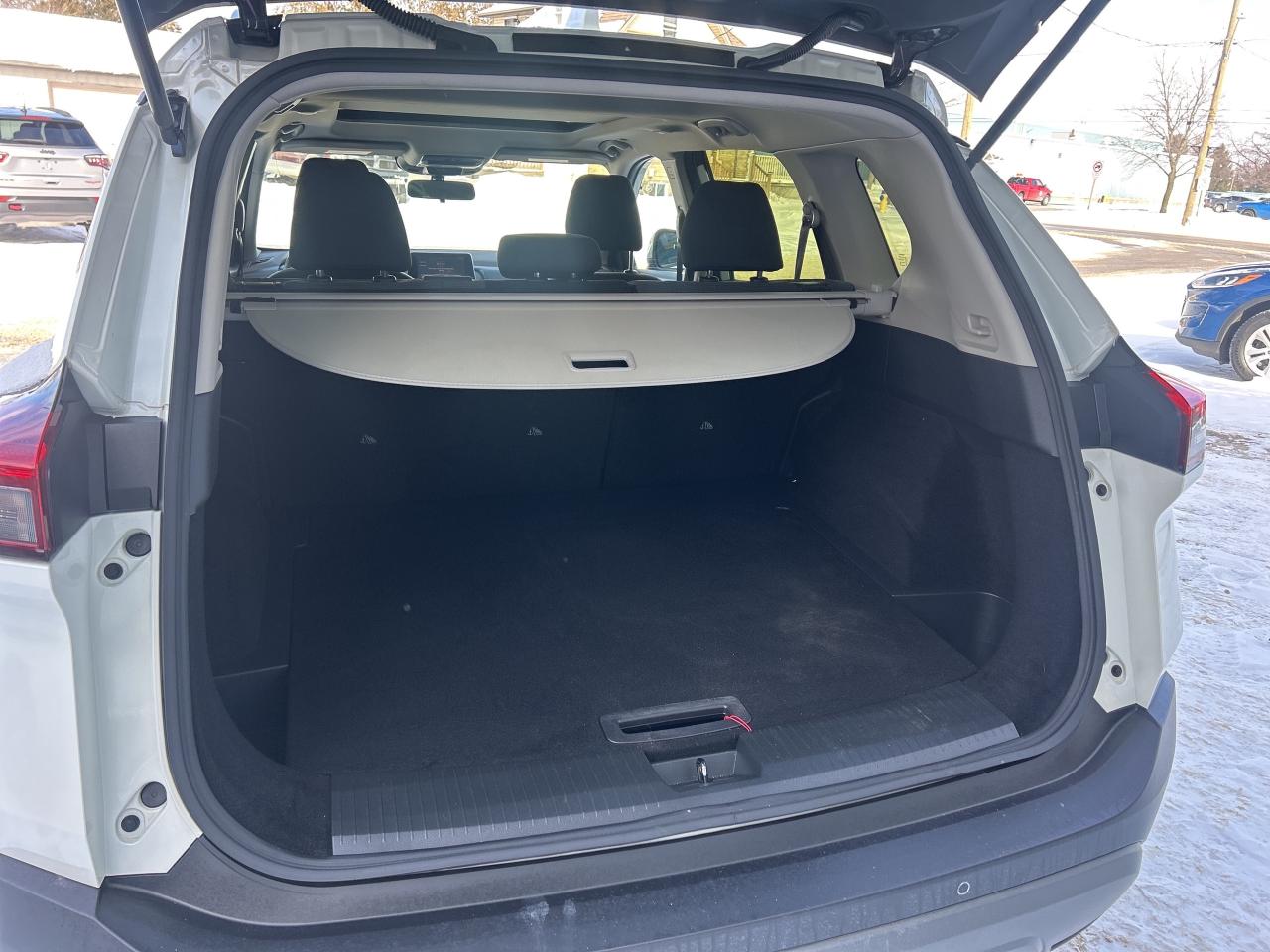 2023 Nissan Rogue SV Moonroof  ** LOW  KMS.! ** Photo