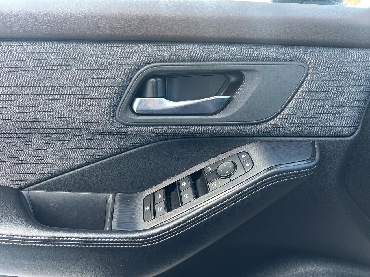 2023 Nissan Rogue SV Moonroof  ** LOW  KMS.! ** Photo