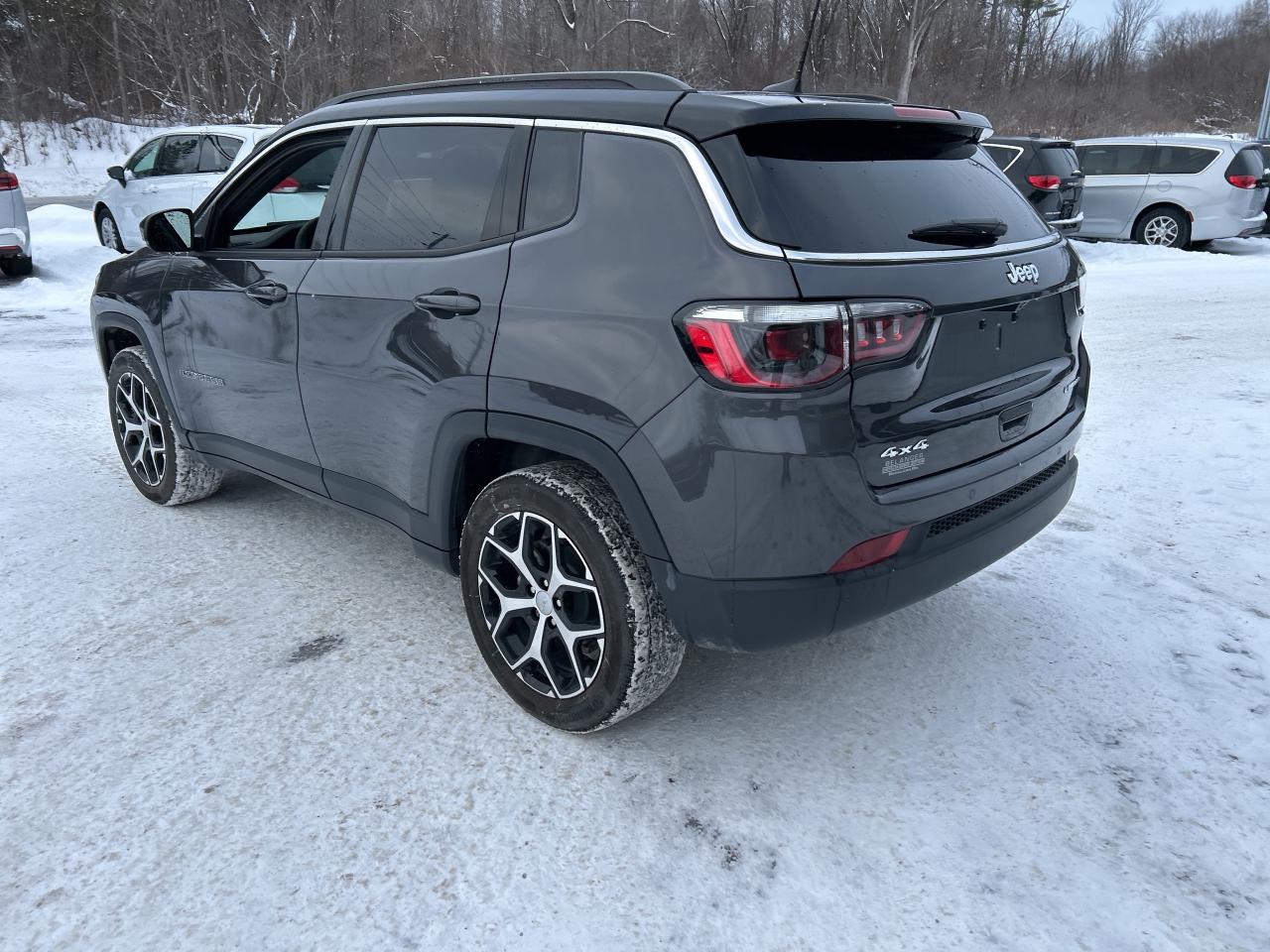 2024 Jeep Compass LIMITED Photo3