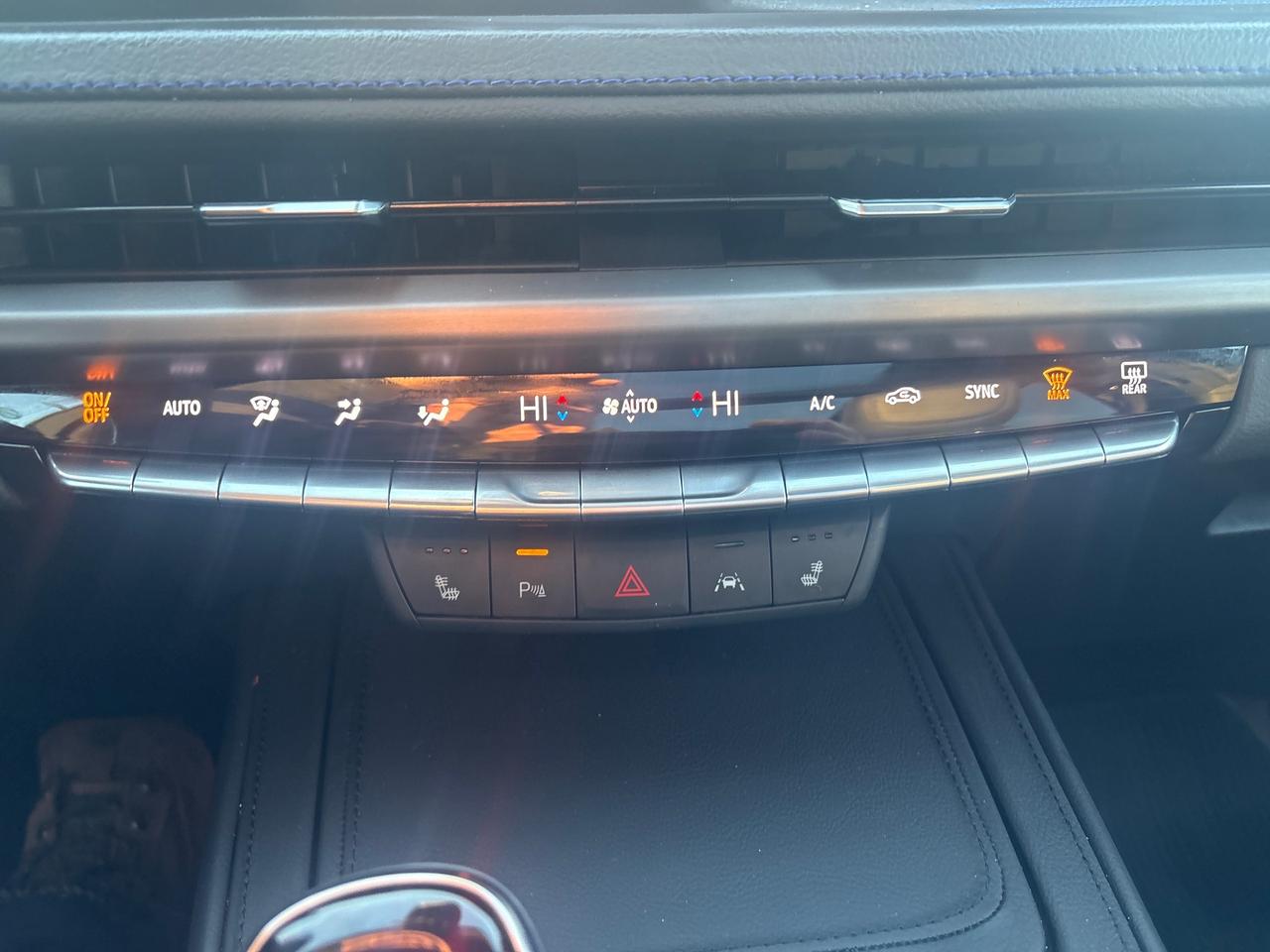 2024 Cadillac XT4 Sport AWd + Sunroof + Tech Pkg + Winters + 1 Owner Photo