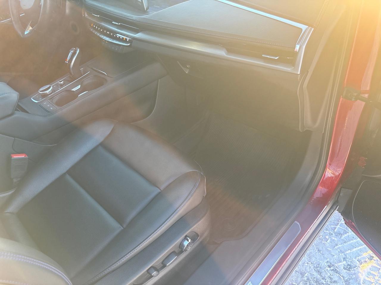 2024 Cadillac XT4 Sport AWd + Sunroof + Tech Pkg + Winters + 1 Owner Photo