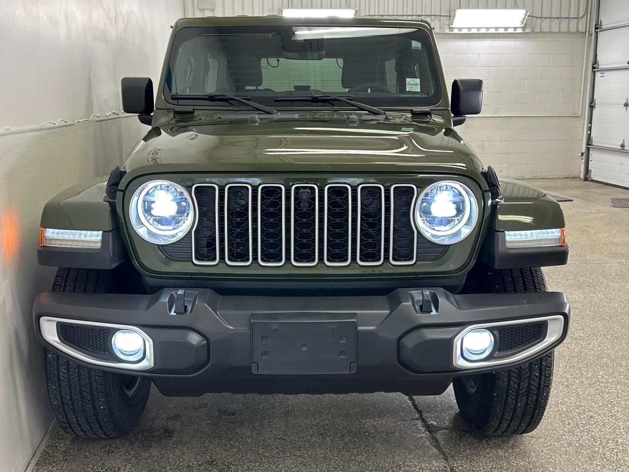 2024 Jeep Wrangler Sahara SAHARA PAINTED TOP/WIDESCREEN/OFF 1 OWNER LEASE! Photo