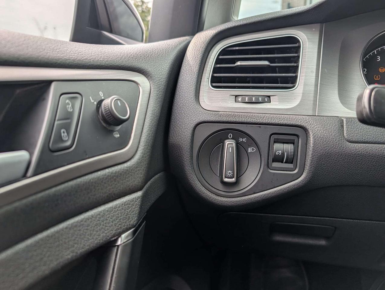 2015 Volkswagen Golf SportWagen 4dr Auto 1.8 TSI Trendline Photo