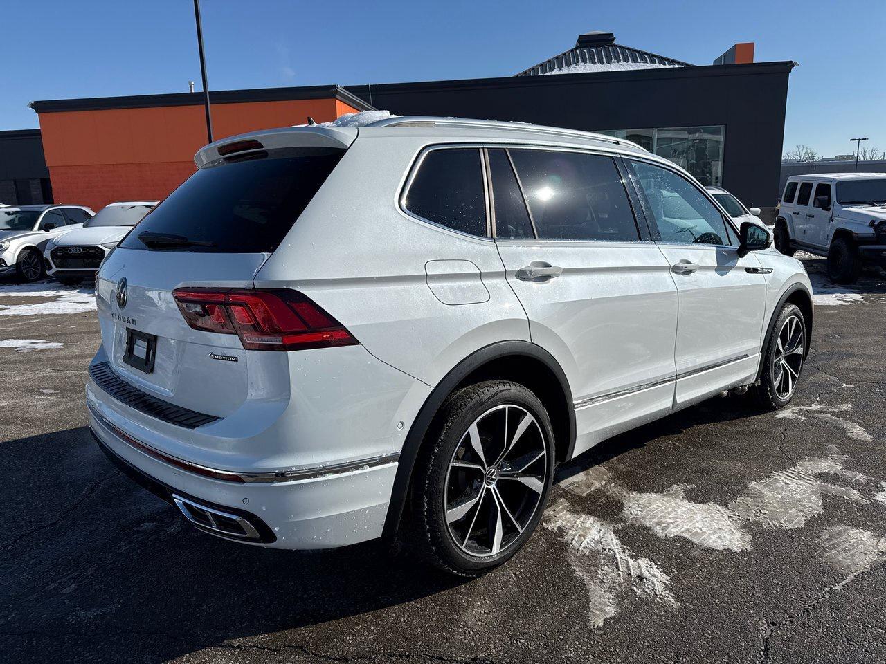 2022 Volkswagen Tiguan Highline 2.0T 8sp at w/Tip 4M Leather Seats  Alloy Photo4