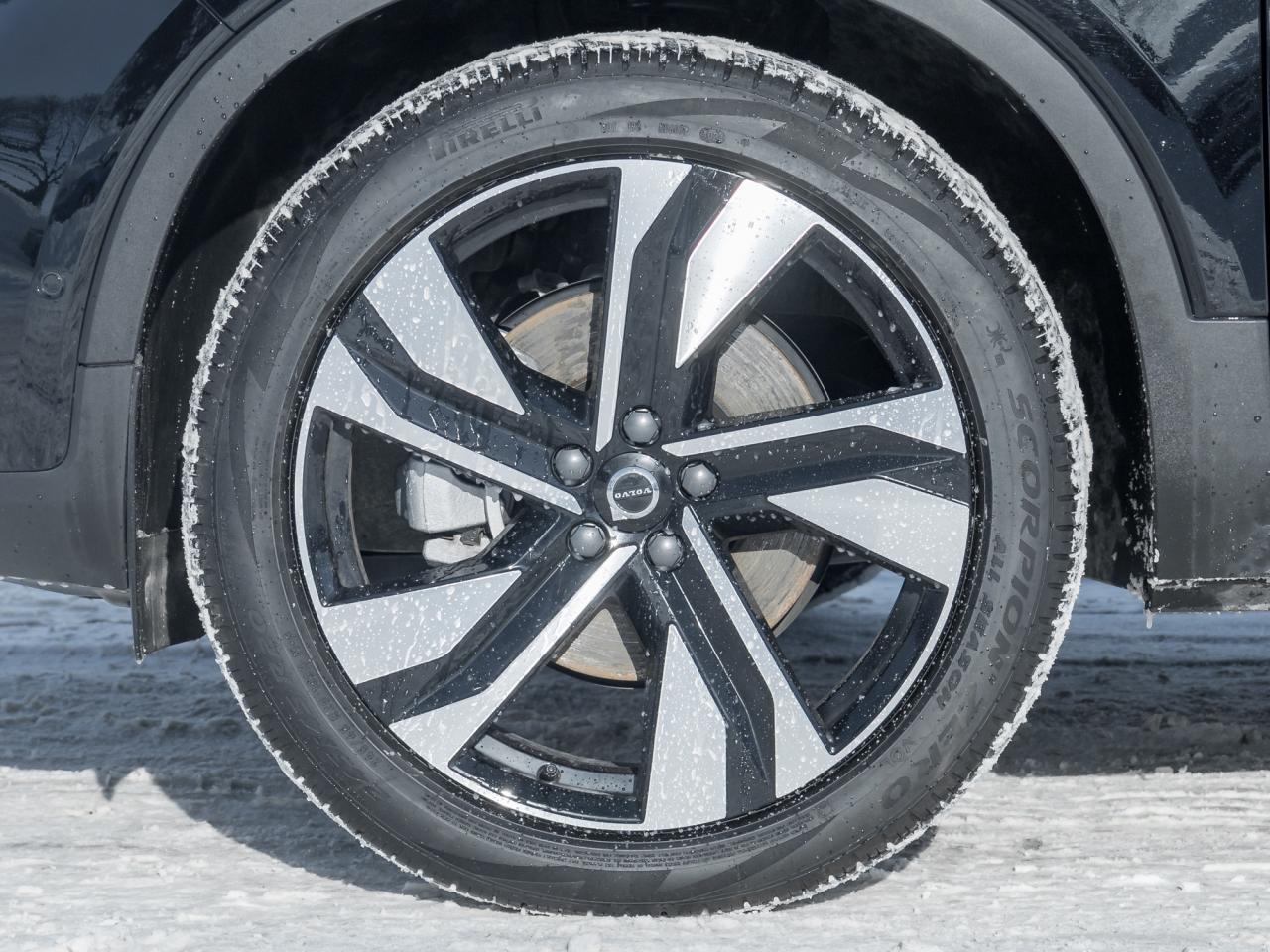 2025 Volvo XC40 B5 AWD PLUS  20" ALLOY WHEELS  CLIMATE PACK  CPO Photo3