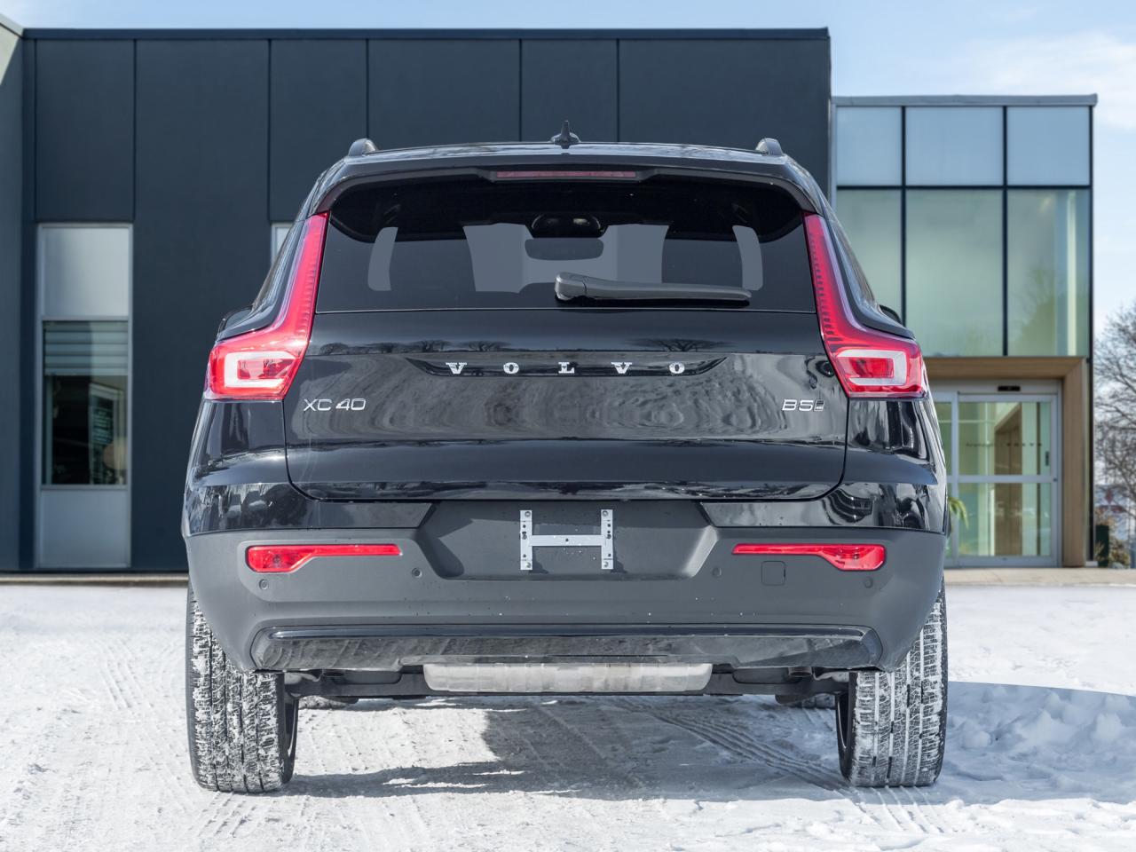 2025 Volvo XC40 B5 AWD PLUS  20" ALLOY WHEELS  CLIMATE PACK  CPO Photo