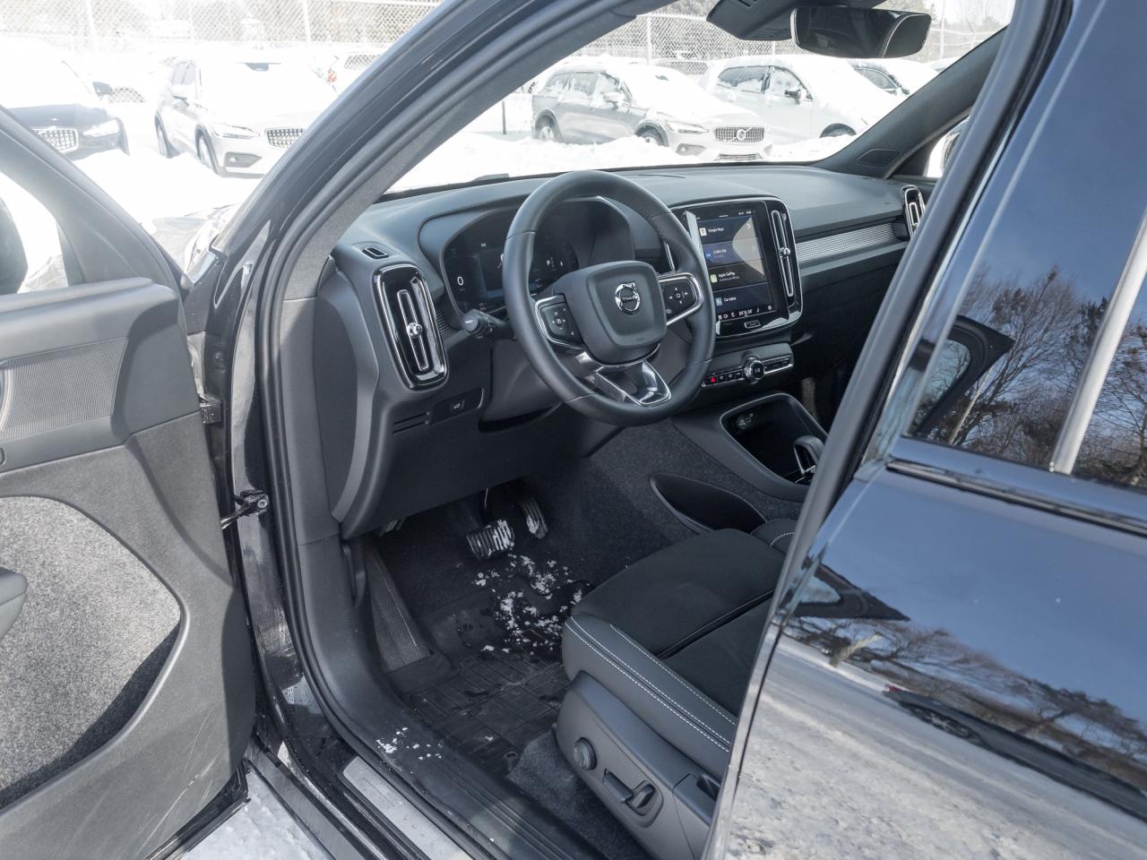 2025 Volvo XC40 B5 AWD PLUS  20" ALLOY WHEELS  CLIMATE PACK  CPO Photo