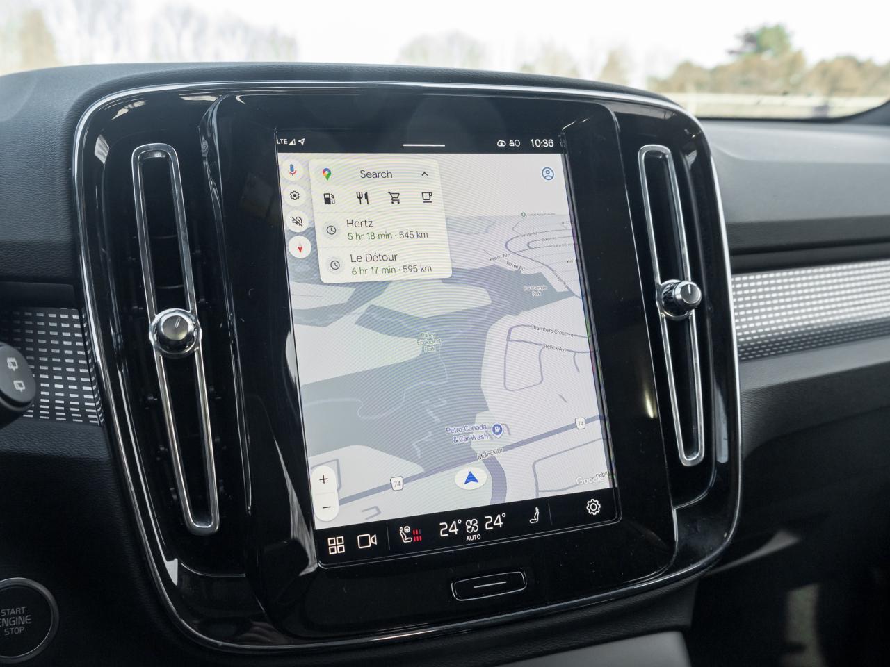 2025 Volvo XC40 B5 AWD PLUS  20" ALLOY WHEELS  CLIMATE PACK  CPO Photo