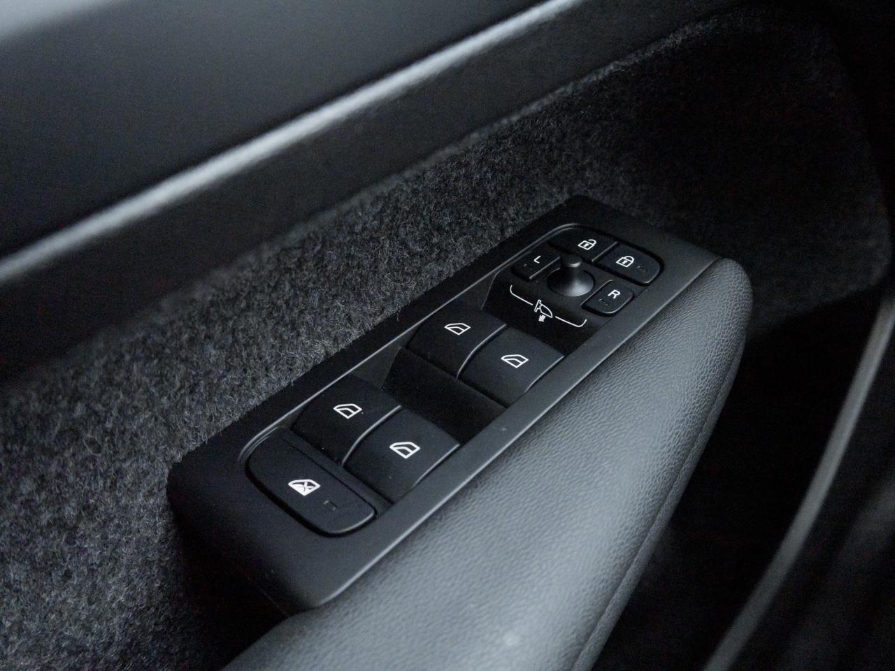 2025 Volvo XC40 B5 AWD PLUS  20" ALLOY WHEELS  CLIMATE PACK  CPO Photo