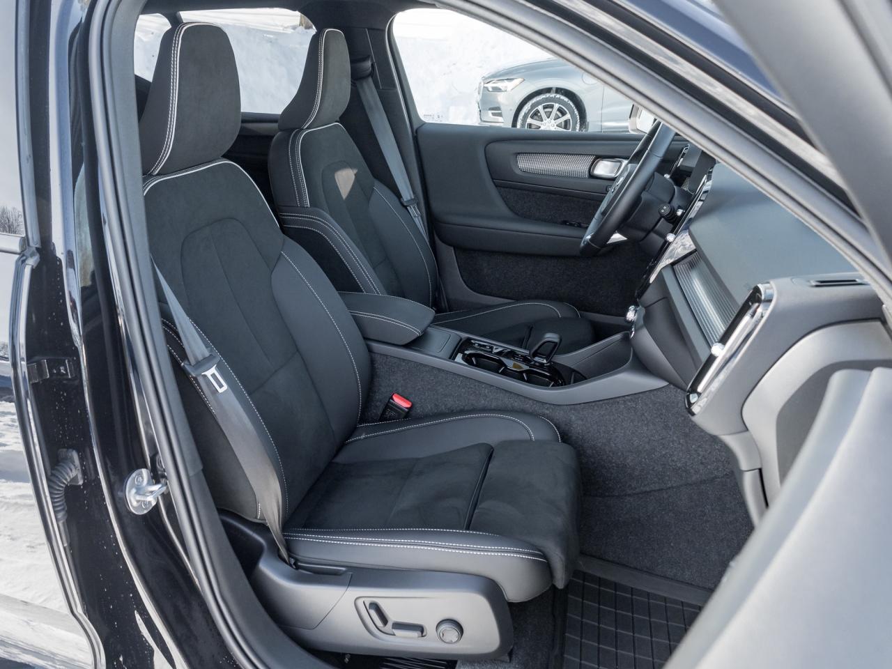 2025 Volvo XC40 B5 AWD PLUS  20" ALLOY WHEELS  CLIMATE PACK  CPO Photo