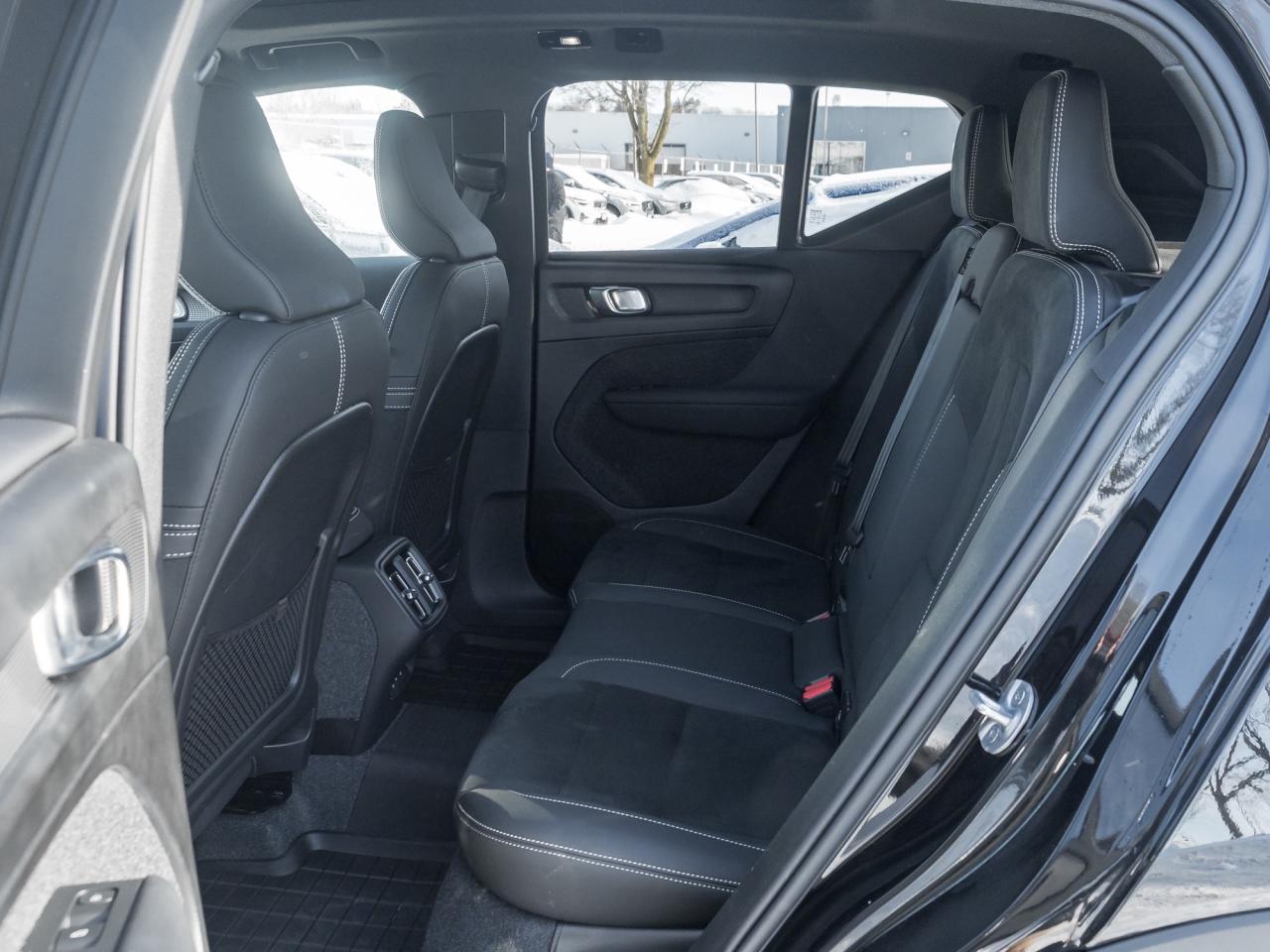 2025 Volvo XC40 B5 AWD PLUS  20" ALLOY WHEELS  CLIMATE PACK  CPO Photo