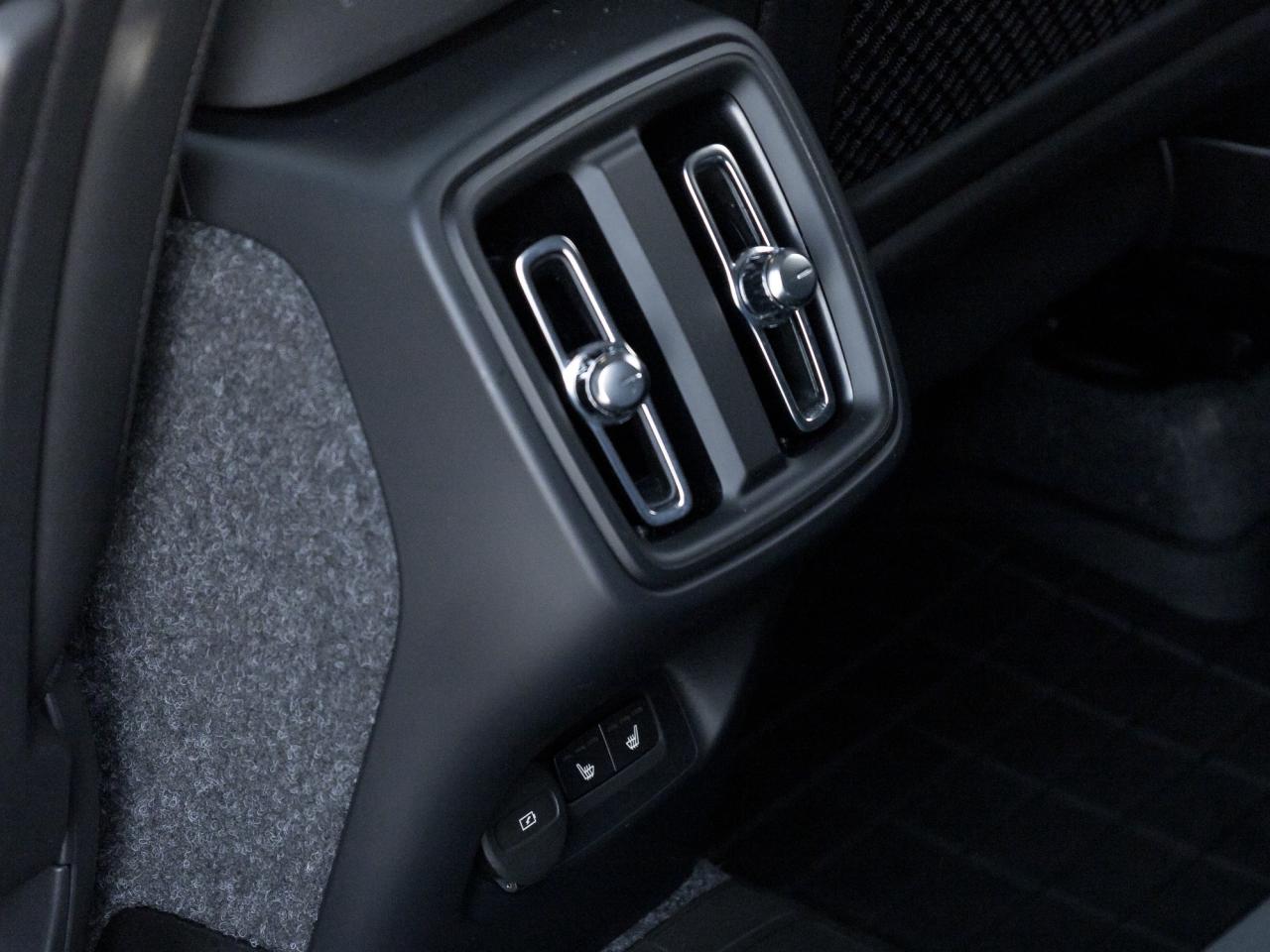 2025 Volvo XC40 B5 AWD PLUS  20" ALLOY WHEELS  CLIMATE PACK  CPO Photo