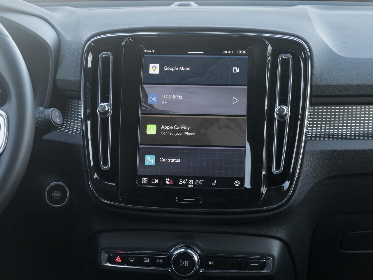 2025 Volvo XC40 B5 AWD PLUS  20" ALLOY WHEELS  CLIMATE PACK  CPO Photo