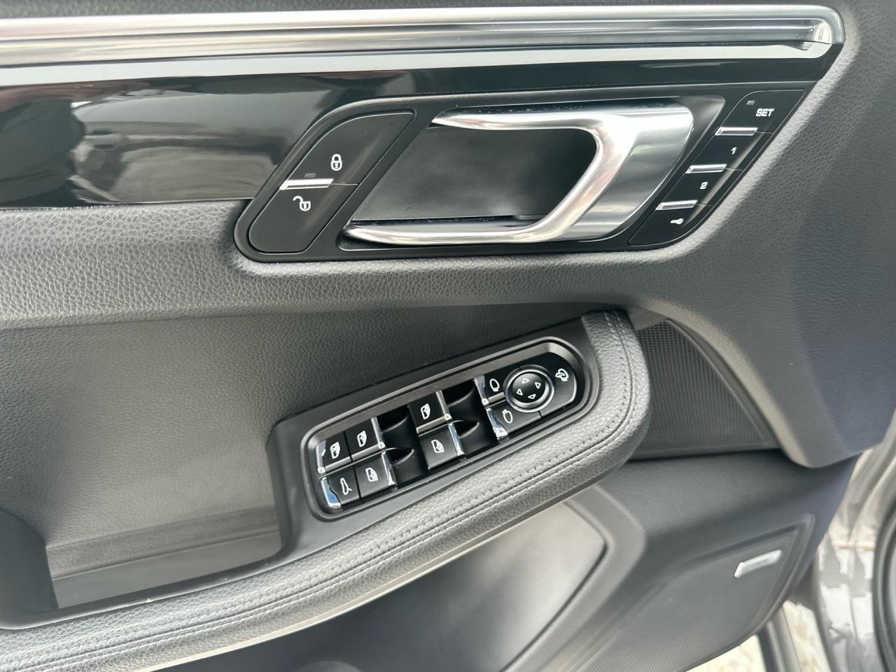 2015 Porsche Macan AWD ~ S ~ LOW KM ~ SERVICE RECORDS ~ CERTIFIED Photo