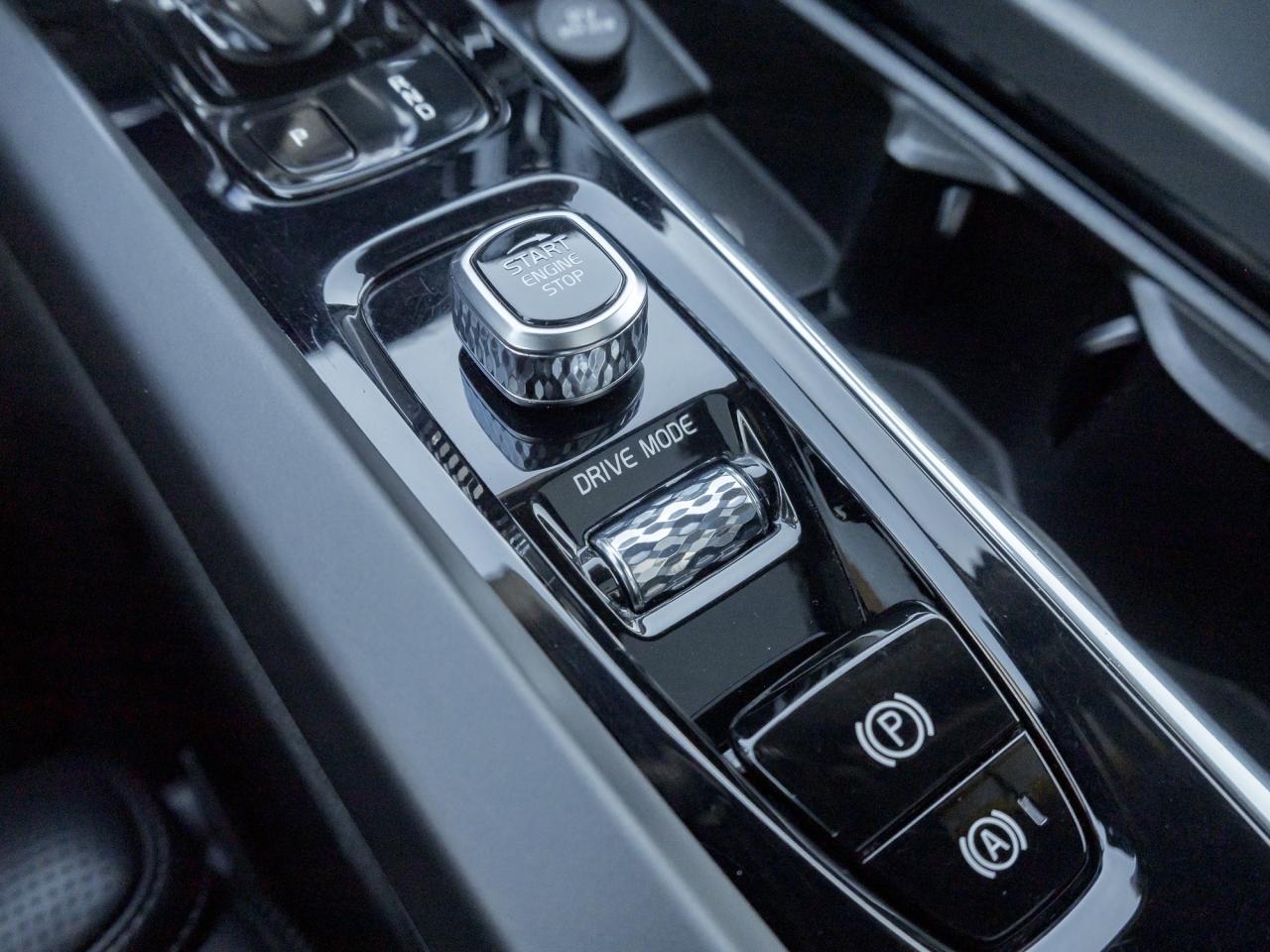 2020 Volvo XC60 Recharge T8  Plug-In Hybrid Inscription TRADE IN VOLVO CPO Photo