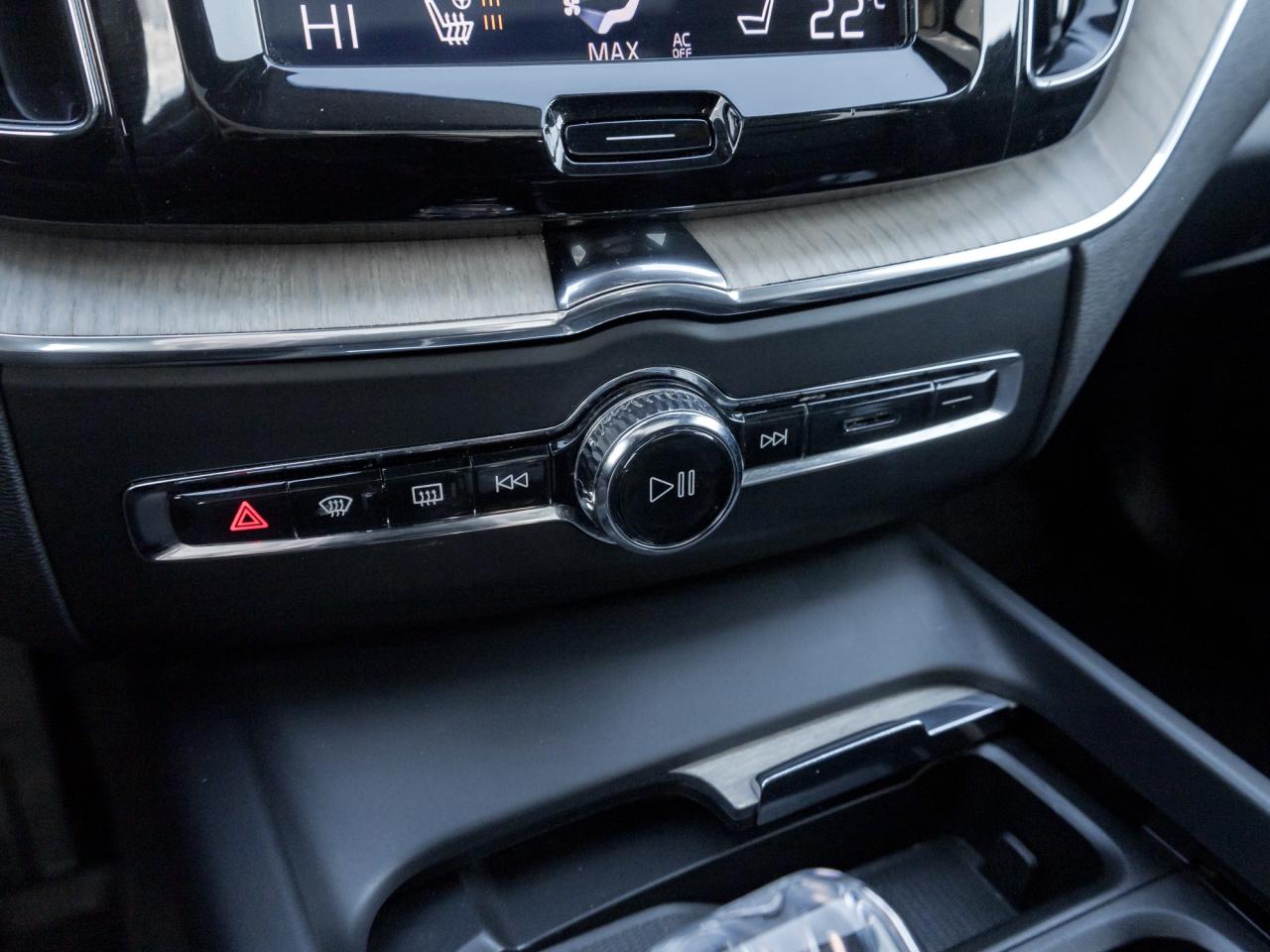 2020 Volvo XC60 Recharge T8  Plug-In Hybrid Inscription TRADE IN VOLVO CPO Photo