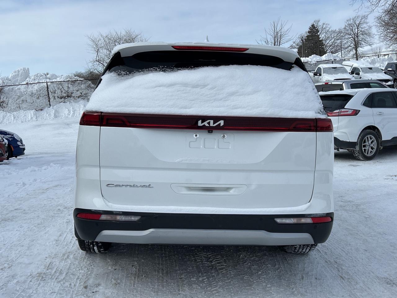 2022 Kia Carnival LX, 8 PASSENGER, CLEAN CARFAX, BACK UP CAMERA! Photo