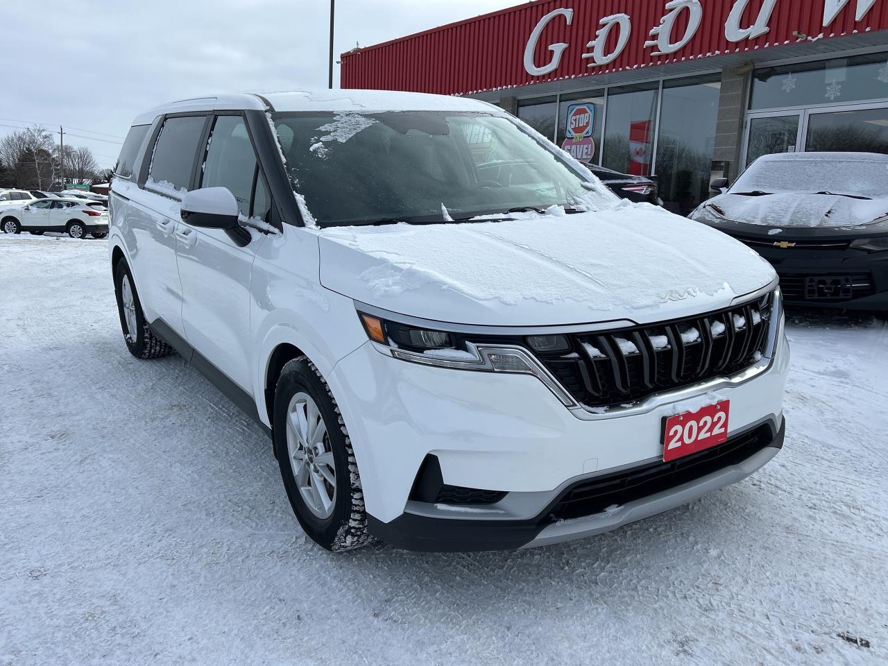 2022 Kia Carnival LX, 8 PASSENGER, CLEAN CARFAX, BACK UP CAMERA! Photo