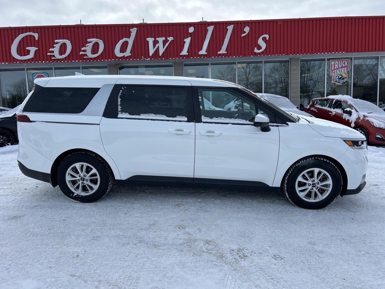 2022 Kia Carnival LX, 8 PASSENGER, CLEAN CARFAX, BACK UP CAMERA! Photo2