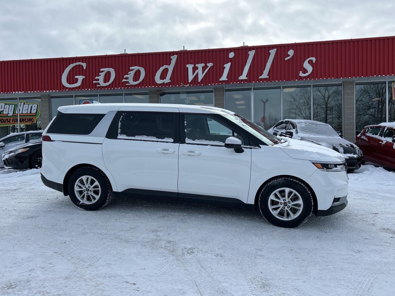 2022 Kia Carnival LX, 8 PASSENGER, CLEAN CARFAX, BACK UP CAMERA! Photo0