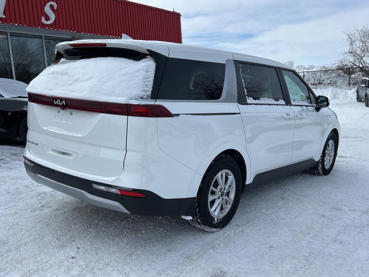 2022 Kia Carnival LX, 8 PASSENGER, CLEAN CARFAX, BACK UP CAMERA! Photo3