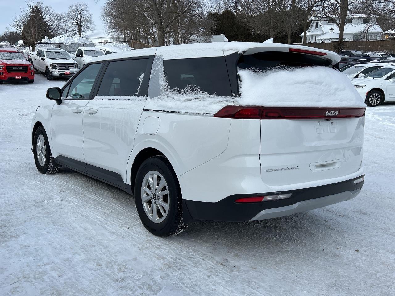 2022 Kia Carnival LX, 8 PASSENGER, CLEAN CARFAX, BACK UP CAMERA! Photo